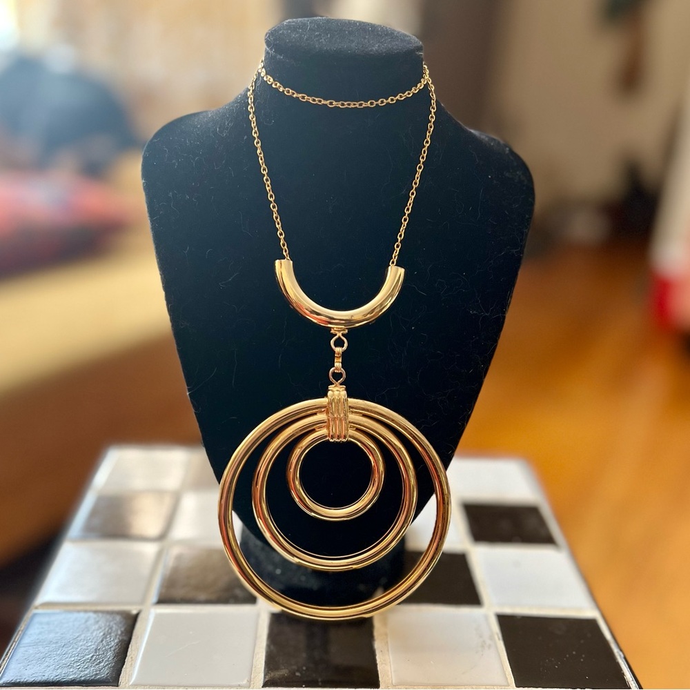 Gold Circles Pendant Necklace